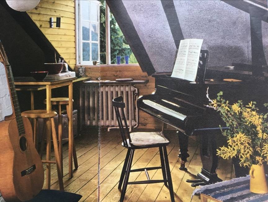 Et billede, der indeholder gulv, stol, indend�rs, lever

Automatisk genereret beskrivelse