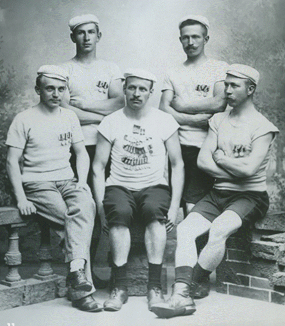 Et billede, der indeholder person, poserer, udendørs, gruppe
Automatisk genereret beskrivelse