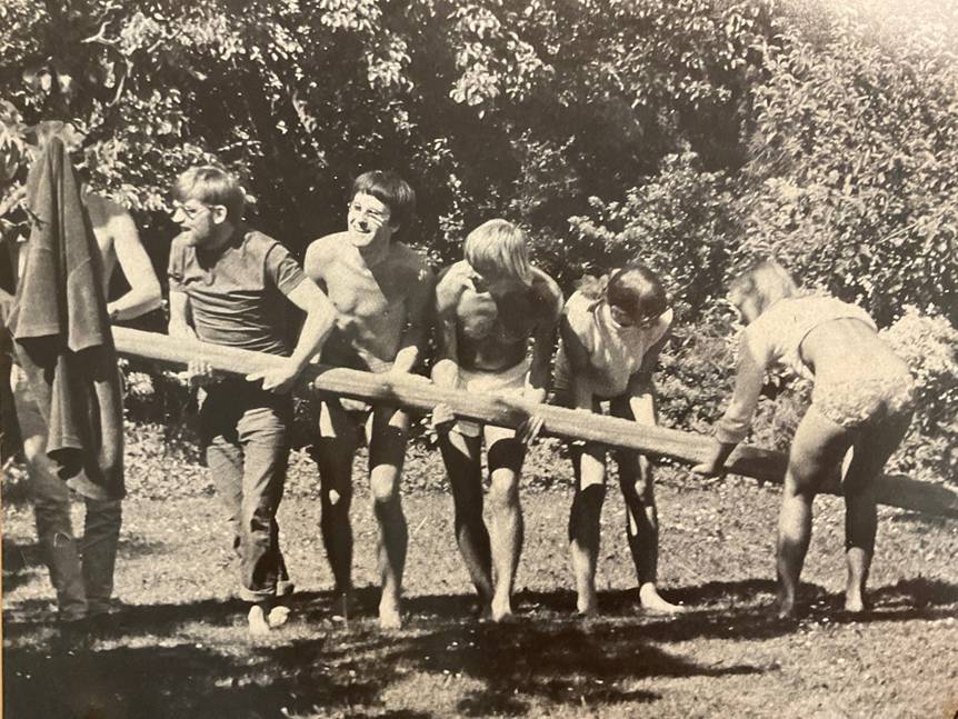 Et billede, der indeholder udendørs, tøj, træ, menneske
AI-genereret indhold kan være ukorrekt.