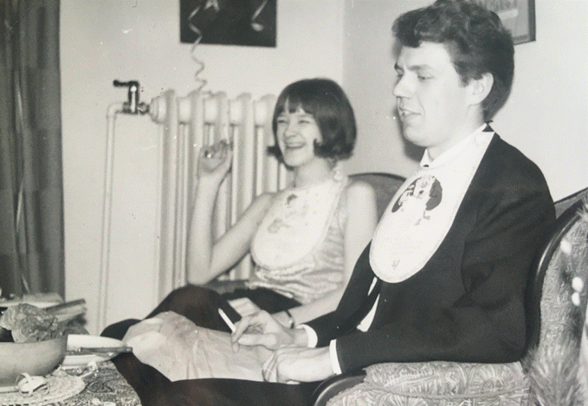 Et billede, der indeholder person, væg, indendørs, sidder
Automatisk genereret beskrivelse