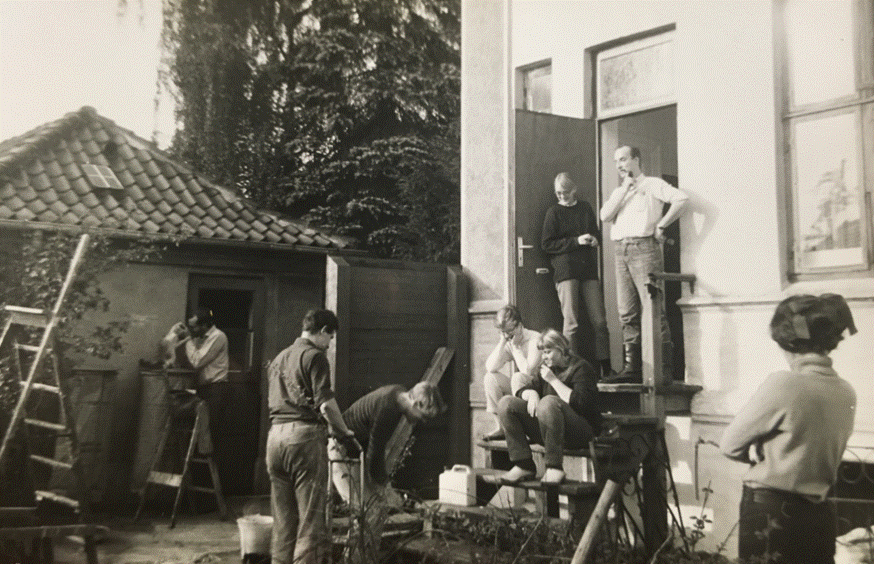 Et billede, der indeholder bygning, udendørs, person, træ
Automatisk genereret beskrivelse