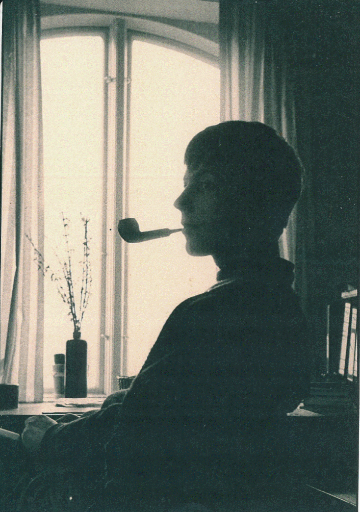 Et billede, der indeholder sort, person, foto, vindue

Automatisk genereret beskrivelse