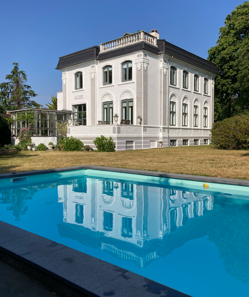 Et billede, der indeholder bygning, udend�rs, swimmingpool, tr�

Automatisk genereret beskrivelse